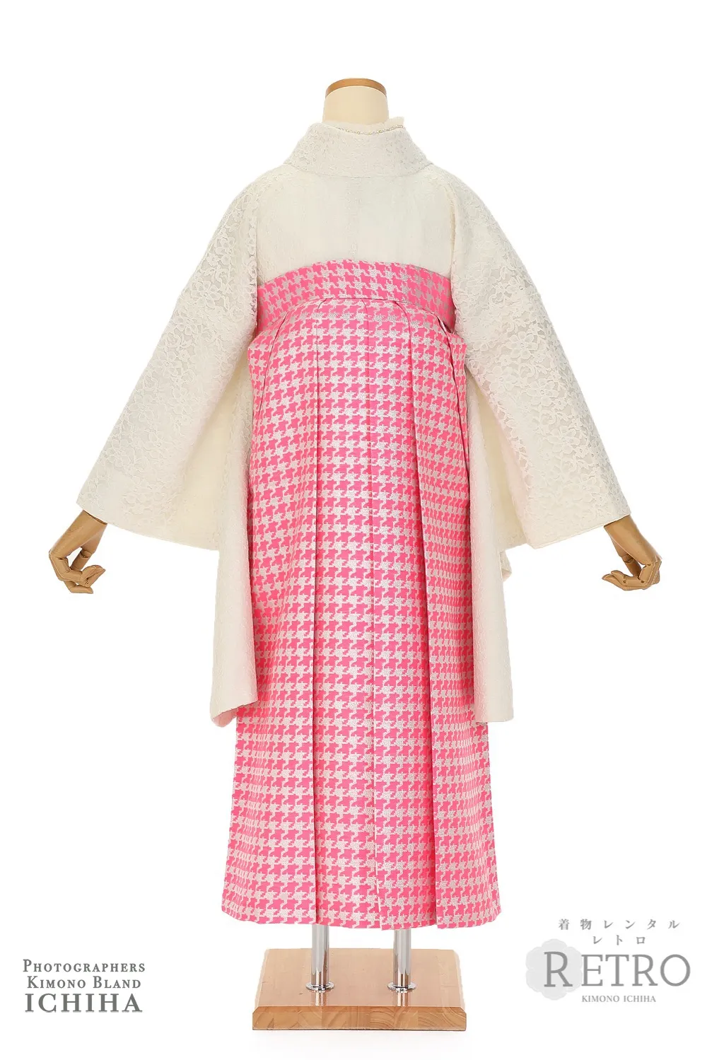 艶とモード感が際立つ卒業式袴レンタル